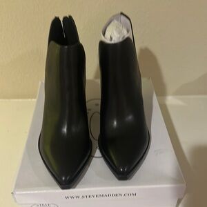 Steve Madden Black Ankle Boots with Pointed Toe and Medium Heel